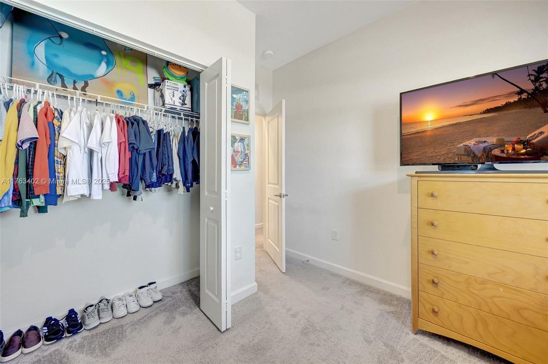 Vendido Recientemente: $700,000 (4 camas, 2 baños, 2213 Pies cuadrados)