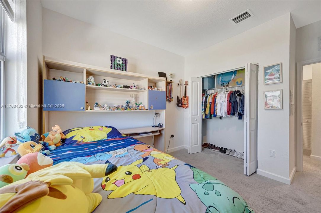 Vendido Recientemente: $700,000 (4 camas, 2 baños, 2213 Pies cuadrados)