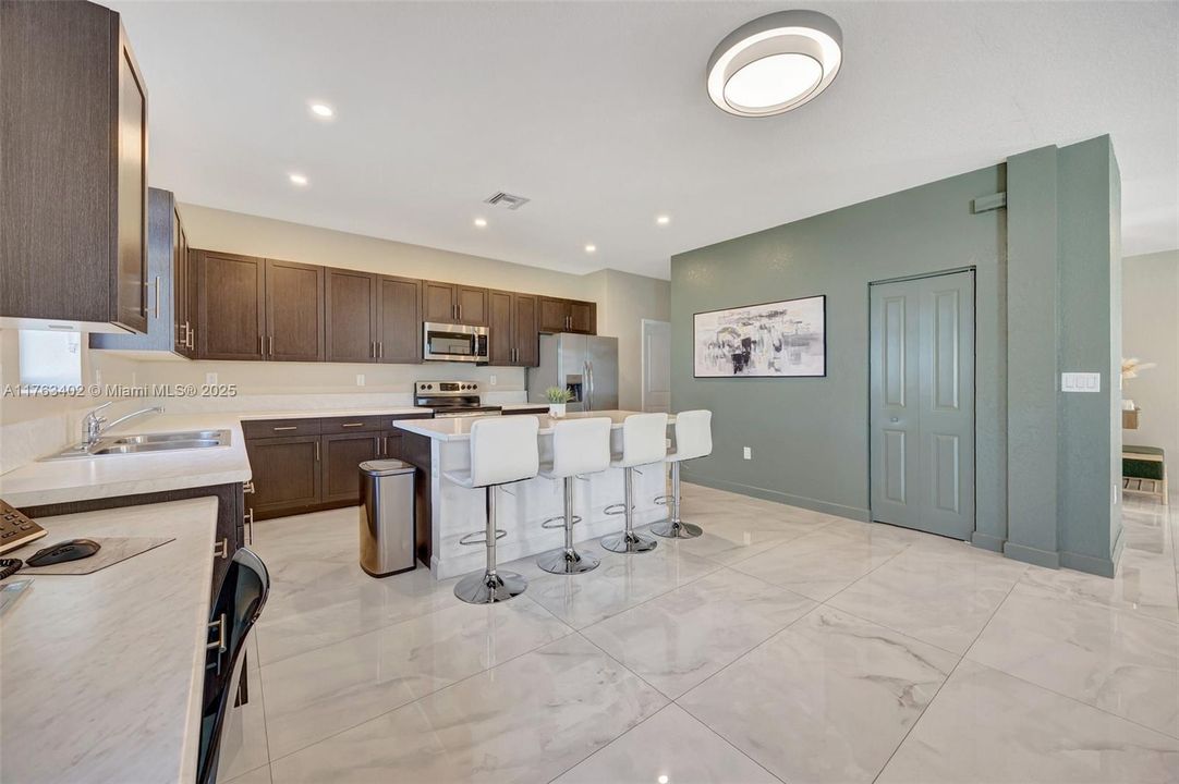 Vendido Recientemente: $700,000 (4 camas, 2 baños, 2213 Pies cuadrados)