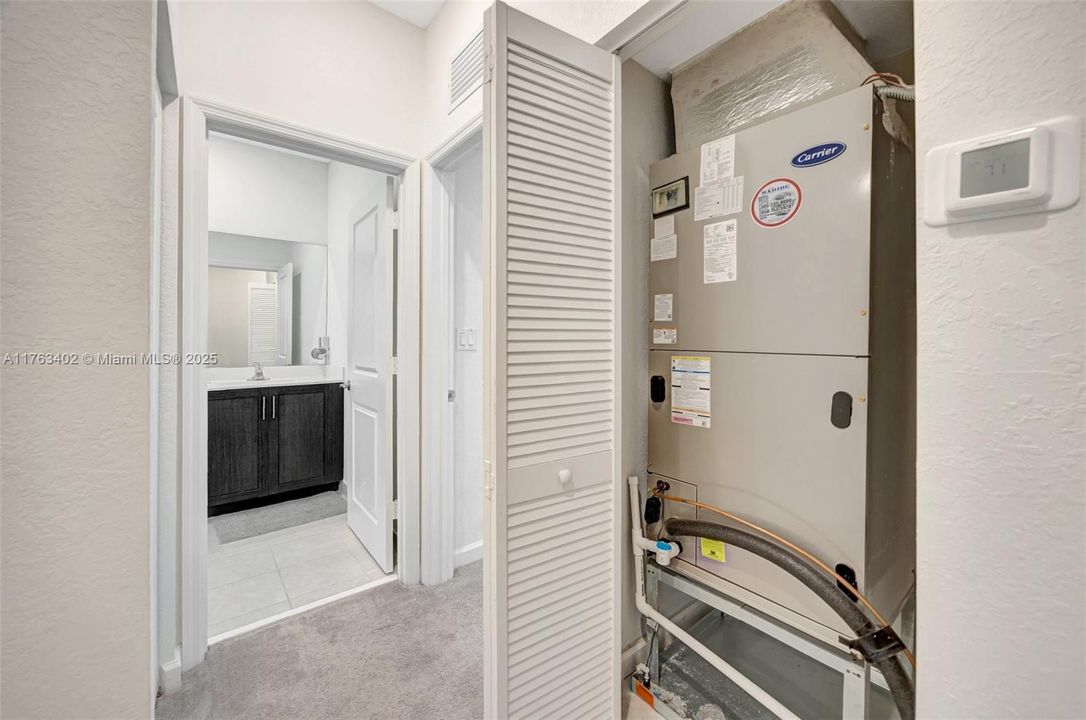 Vendido Recientemente: $700,000 (4 camas, 2 baños, 2213 Pies cuadrados)