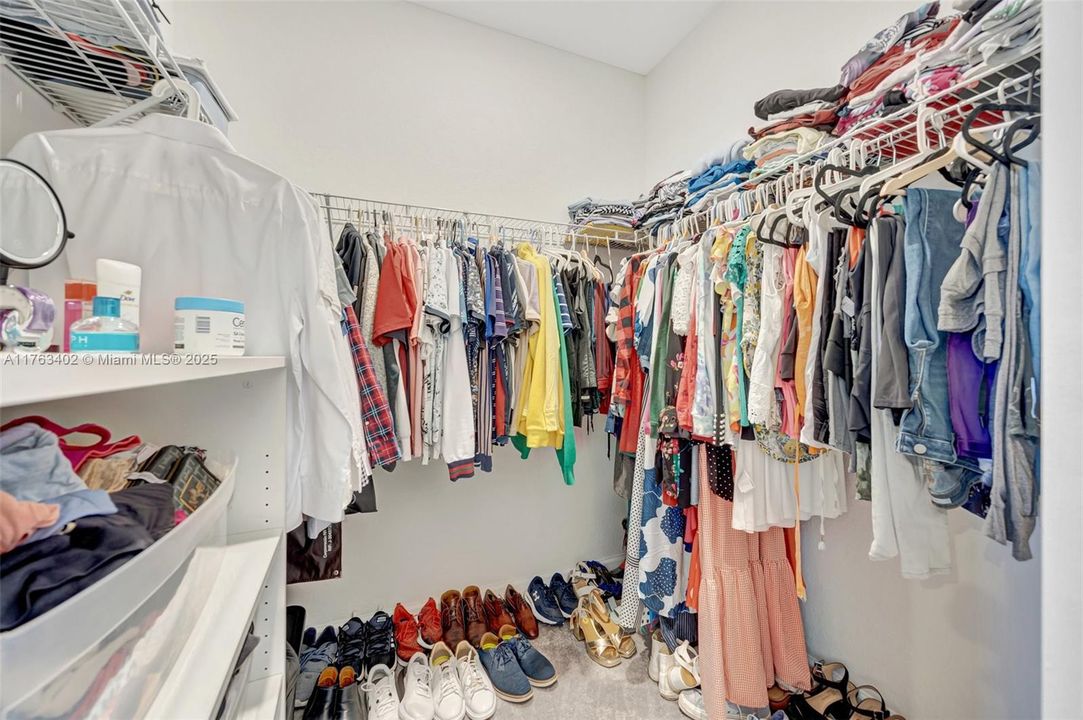 Vendido Recientemente: $700,000 (4 camas, 2 baños, 2213 Pies cuadrados)