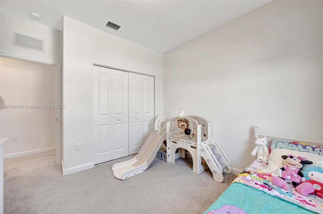 Vendido Recientemente: $700,000 (4 camas, 2 baños, 2213 Pies cuadrados)