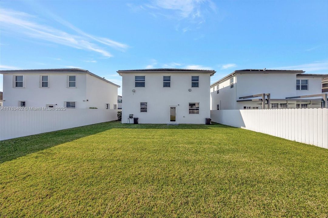 Vendido Recientemente: $700,000 (4 camas, 2 baños, 2213 Pies cuadrados)