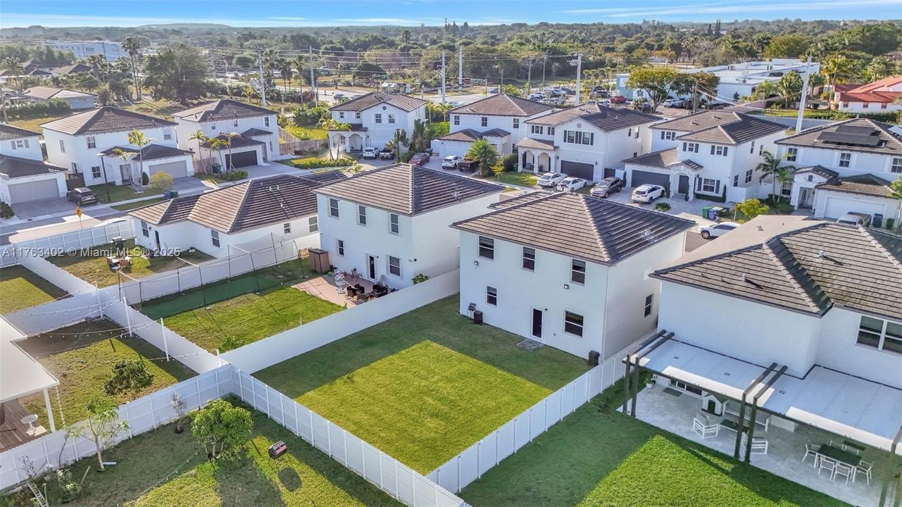 Vendido Recientemente: $700,000 (4 camas, 2 baños, 2213 Pies cuadrados)