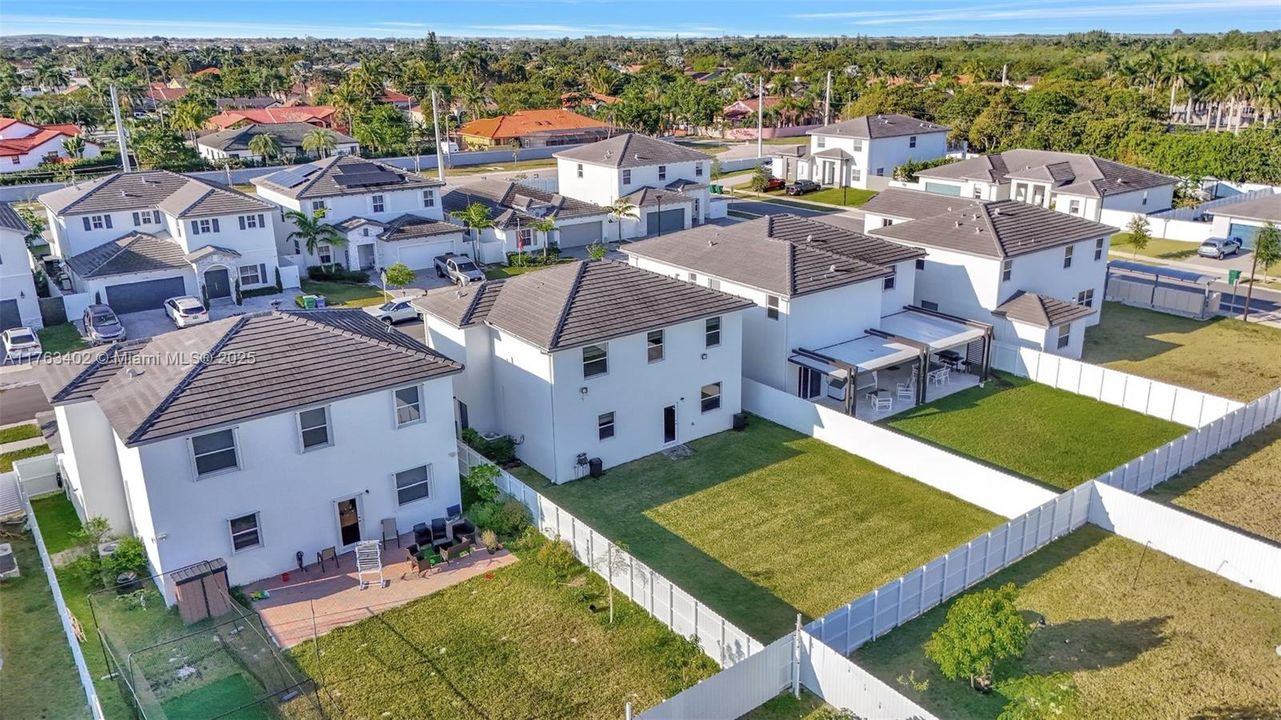 Vendido Recientemente: $700,000 (4 camas, 2 baños, 2213 Pies cuadrados)