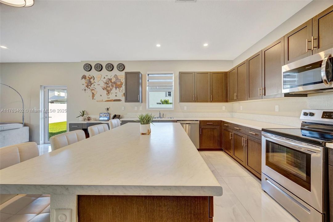 Vendido Recientemente: $700,000 (4 camas, 2 baños, 2213 Pies cuadrados)