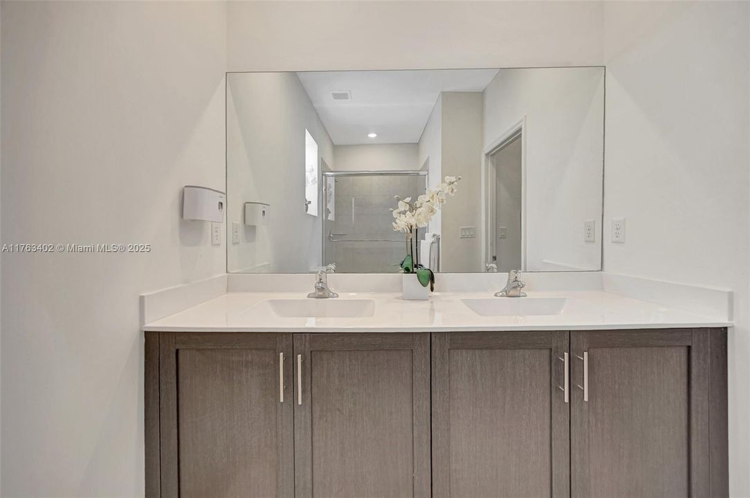 Vendido Recientemente: $700,000 (4 camas, 2 baños, 2213 Pies cuadrados)