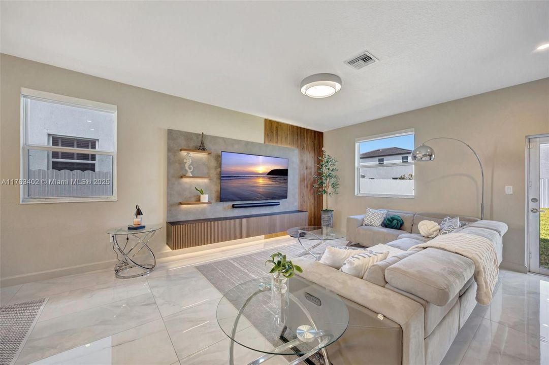 Vendido Recientemente: $700,000 (4 camas, 2 baños, 2213 Pies cuadrados)