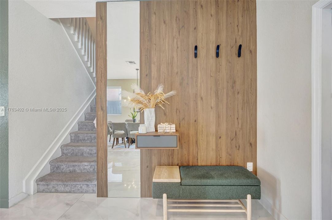 Vendido Recientemente: $700,000 (4 camas, 2 baños, 2213 Pies cuadrados)