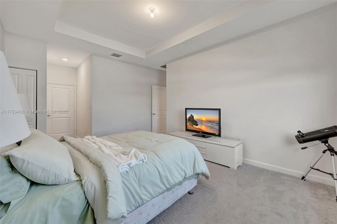 Vendido Recientemente: $700,000 (4 camas, 2 baños, 2213 Pies cuadrados)