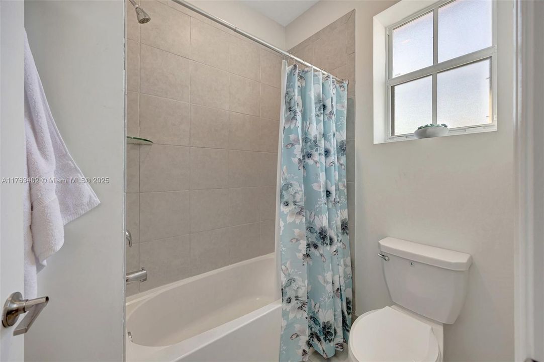 Vendido Recientemente: $700,000 (4 camas, 2 baños, 2213 Pies cuadrados)