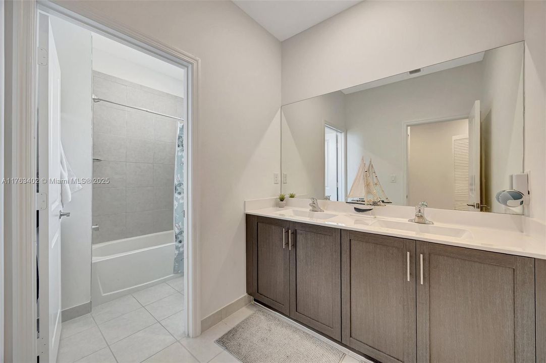 Vendido Recientemente: $700,000 (4 camas, 2 baños, 2213 Pies cuadrados)