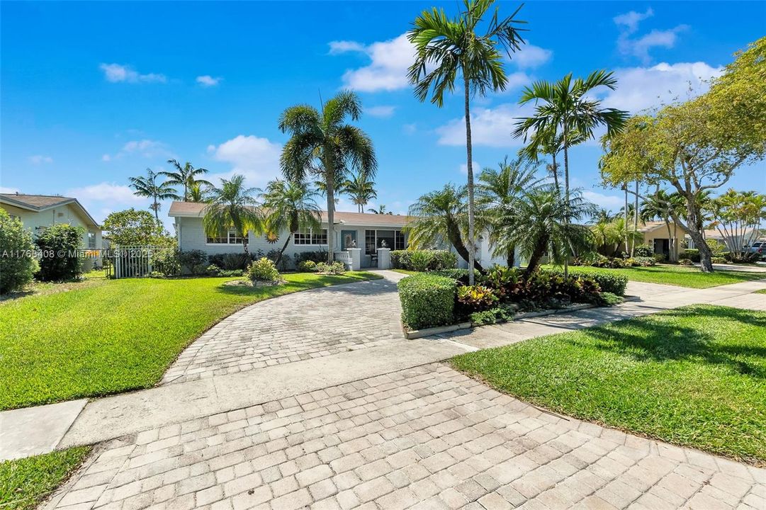 最近售出: $764,900 (4 贝兹, 2 浴室, 1852 平方英尺)