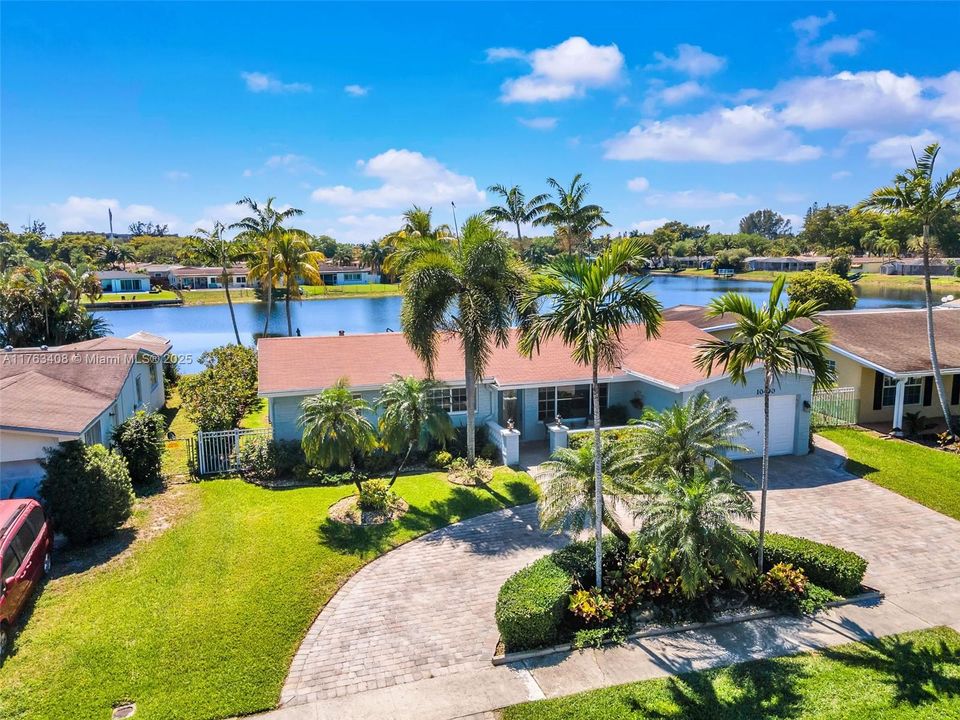 最近售出: $764,900 (4 贝兹, 2 浴室, 1852 平方英尺)