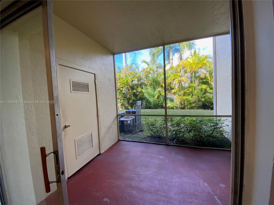 Recently Sold: $210,000 (1 beds, 1 baths, 693 Square Feet)