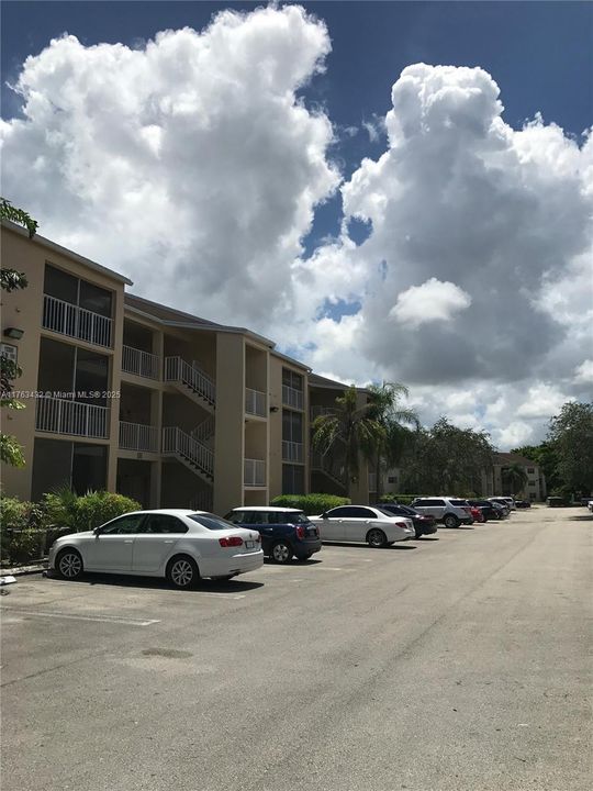 Recently Sold: $210,000 (1 beds, 1 baths, 693 Square Feet)