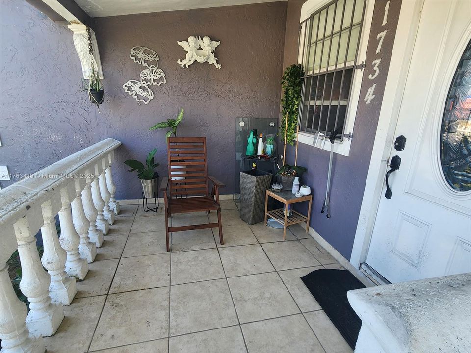 Recently Sold: $410,000 (2 beds, 2 baths, 971 Square Feet)