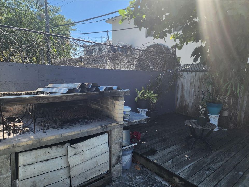 Recently Sold: $410,000 (2 beds, 2 baths, 971 Square Feet)