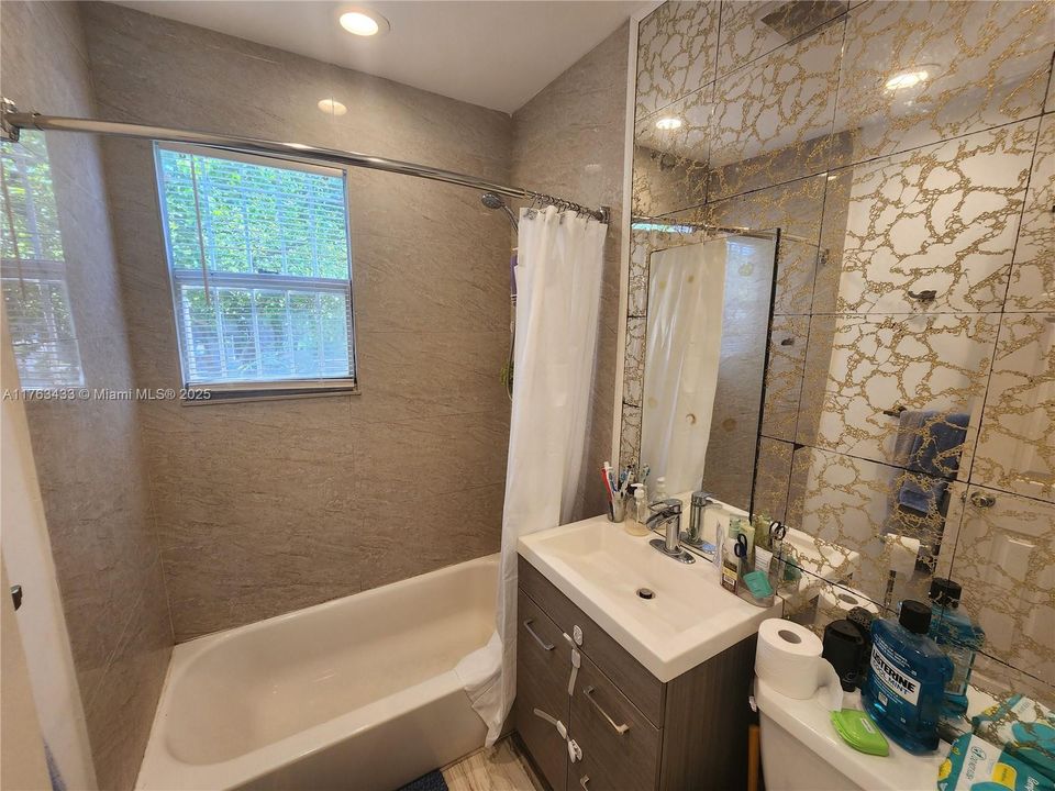 Recently Sold: $410,000 (2 beds, 2 baths, 971 Square Feet)