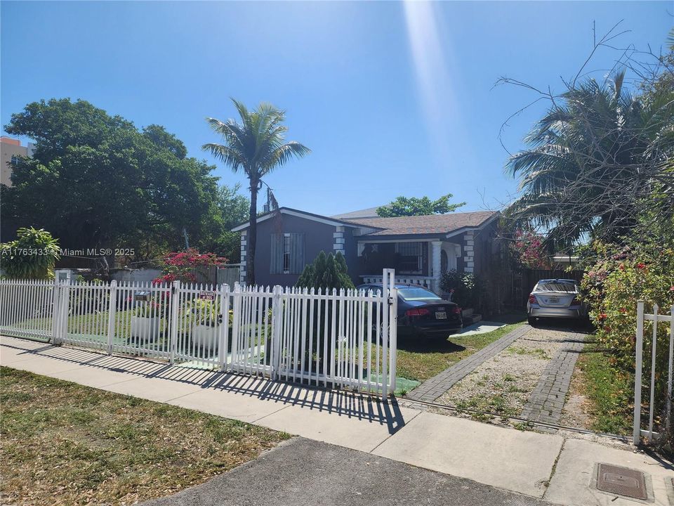Recently Sold: $410,000 (2 beds, 2 baths, 971 Square Feet)