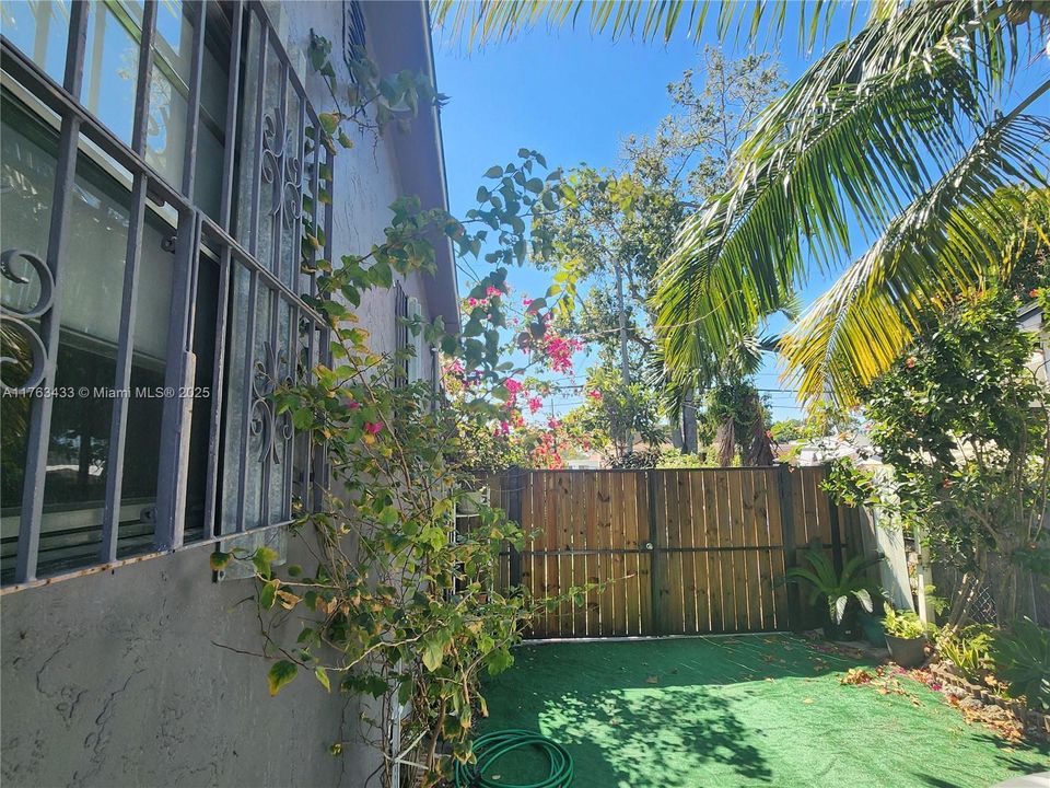 Recently Sold: $410,000 (2 beds, 2 baths, 971 Square Feet)