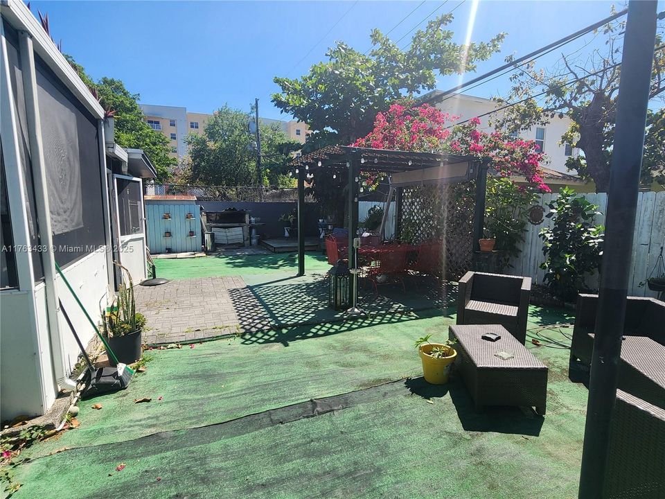 Recently Sold: $410,000 (2 beds, 2 baths, 971 Square Feet)