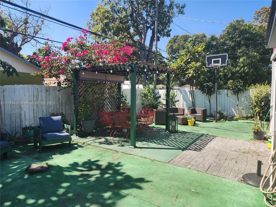 Recently Sold: $410,000 (2 beds, 2 baths, 971 Square Feet)