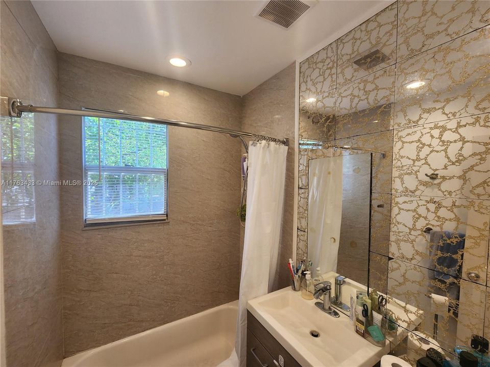 Recently Sold: $410,000 (2 beds, 2 baths, 971 Square Feet)