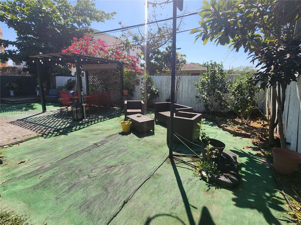 Recently Sold: $410,000 (2 beds, 2 baths, 971 Square Feet)