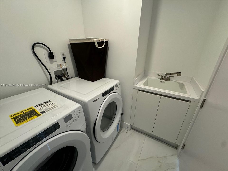 待售: $1,779,000 (2 贝兹, 2 浴室, 1675 平方英尺)