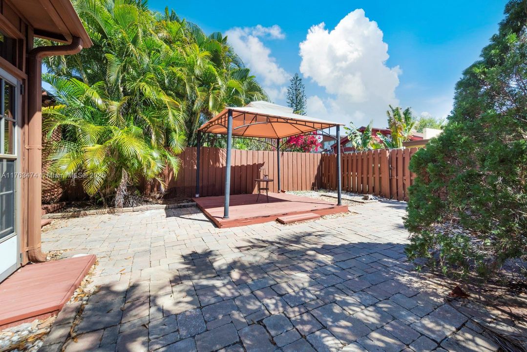 最近售出: $379,000 (2 贝兹, 2 浴室, 1332 平方英尺)