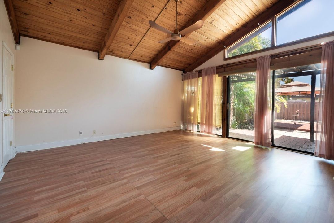 最近售出: $379,000 (2 贝兹, 2 浴室, 1332 平方英尺)