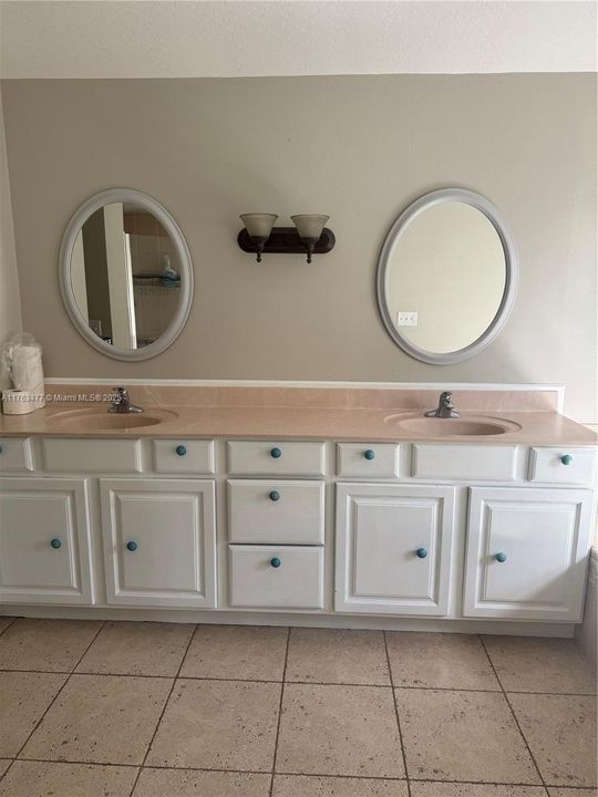 На продажу: $749,900 (3 спален, 2 ванн, 0 Квадратных фут)