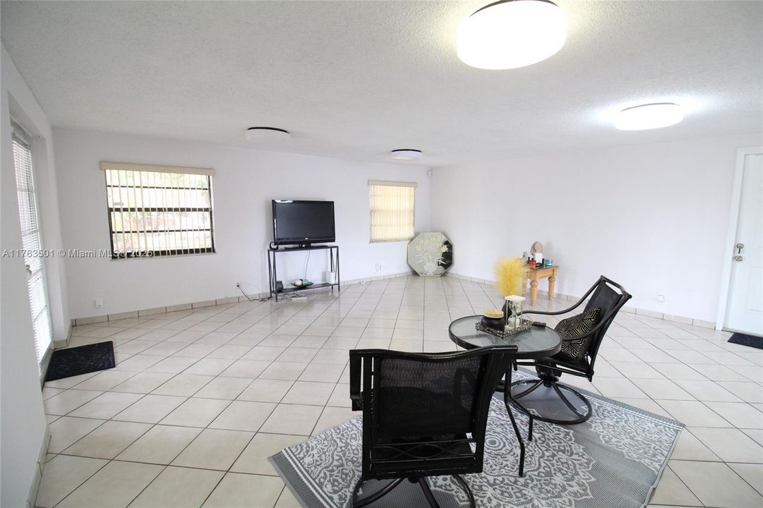 For Sale: $695,000 (3 beds, 1 baths, 1831 Square Feet)