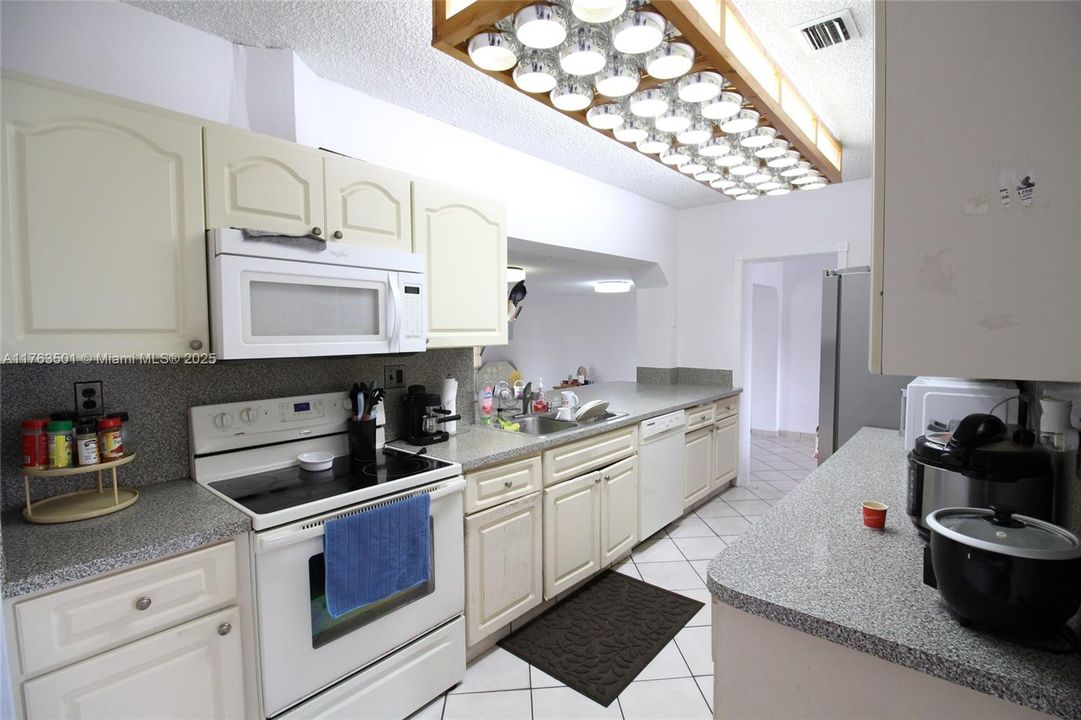 For Sale: $695,000 (3 beds, 1 baths, 1831 Square Feet)
