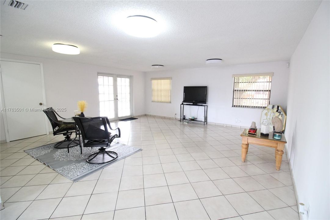 For Sale: $695,000 (3 beds, 1 baths, 1831 Square Feet)