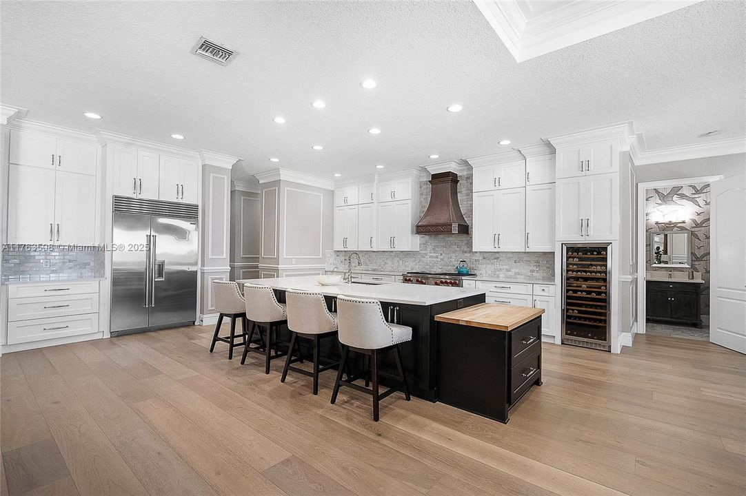 Недавно продано: $5,450,000 (6 спален, 4 ванн, 6157 Квадратных фут)