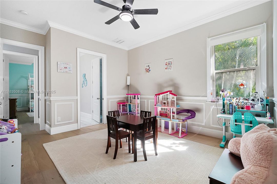 Недавно продано: $5,450,000 (6 спален, 4 ванн, 6157 Квадратных фут)