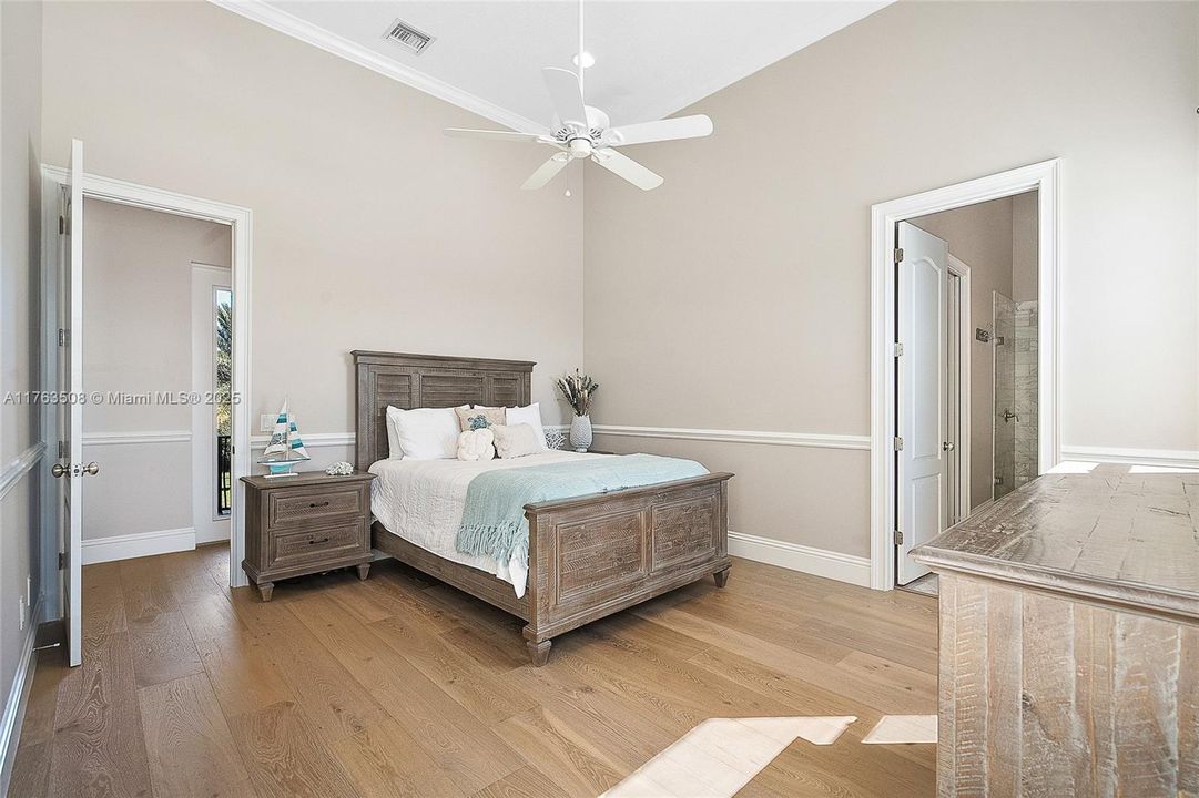 Недавно продано: $5,450,000 (6 спален, 4 ванн, 6157 Квадратных фут)