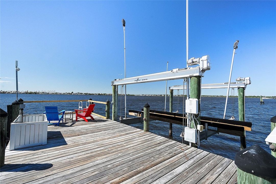 Недавно продано: $5,450,000 (6 спален, 4 ванн, 6157 Квадратных фут)