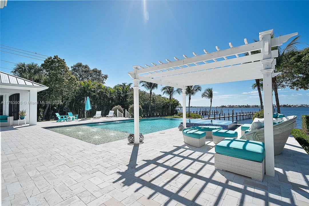 Недавно продано: $5,450,000 (6 спален, 4 ванн, 6157 Квадратных фут)