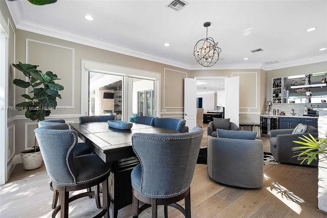 Недавно продано: $5,450,000 (6 спален, 4 ванн, 6157 Квадратных фут)