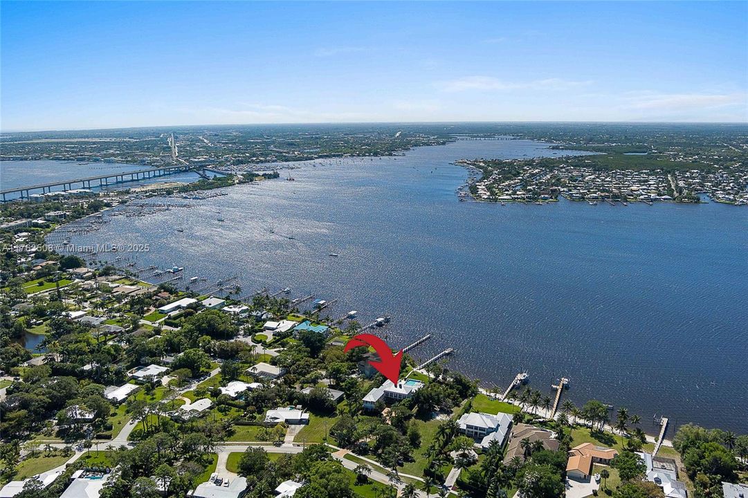 Недавно продано: $5,450,000 (6 спален, 4 ванн, 6157 Квадратных фут)