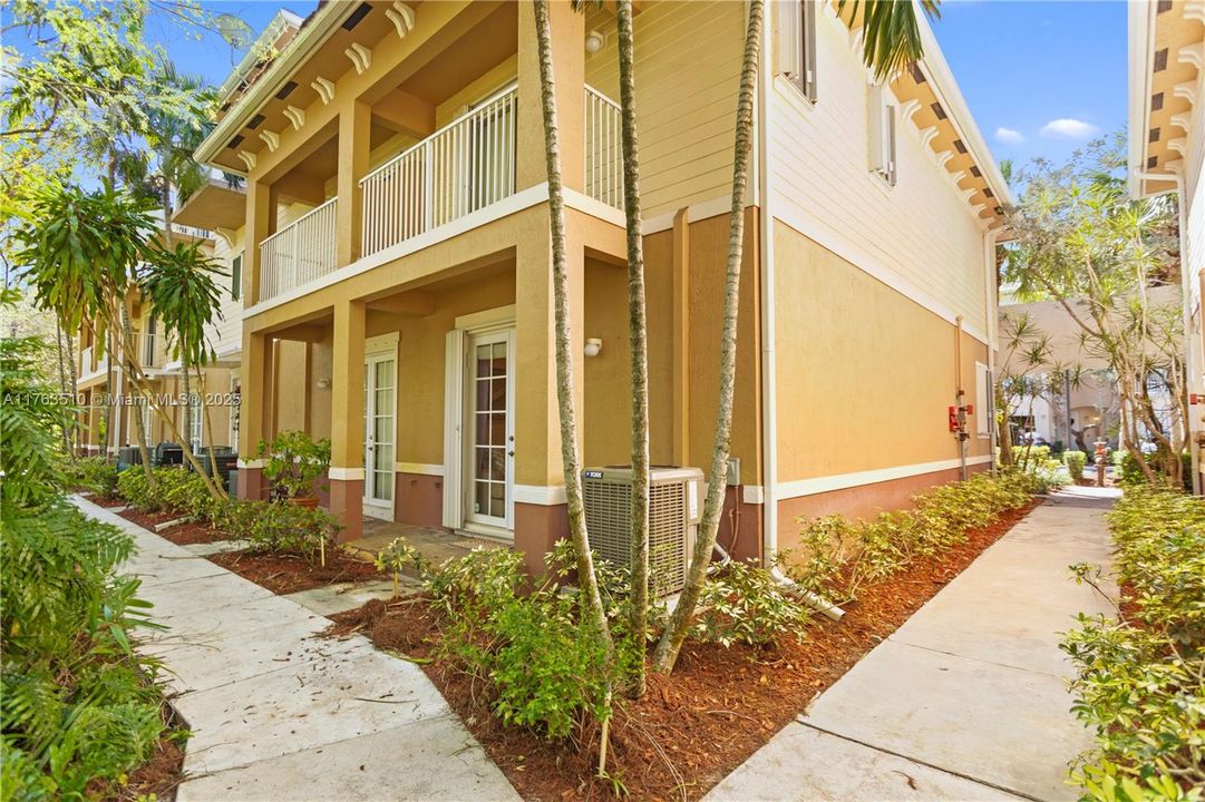 На продажу: $400,000 (2 спален, 2 ванн, 1185 Квадратных фут)