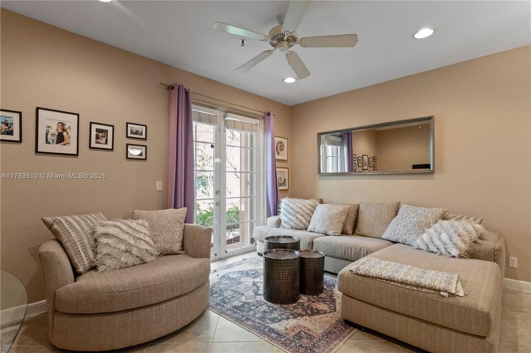 На продажу: $400,000 (2 спален, 2 ванн, 1185 Квадратных фут)