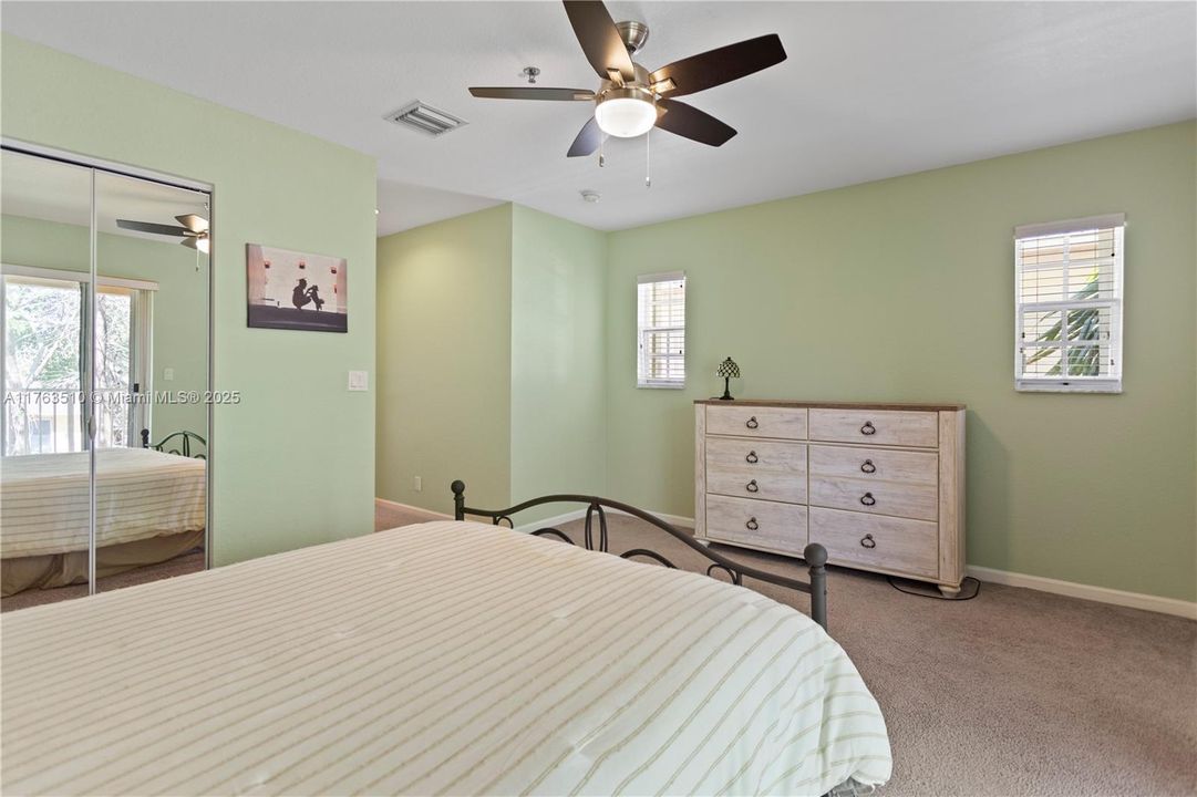 На продажу: $400,000 (2 спален, 2 ванн, 1185 Квадратных фут)