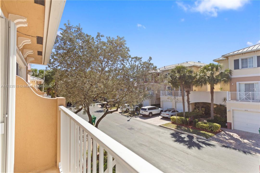 На продажу: $400,000 (2 спален, 2 ванн, 1185 Квадратных фут)