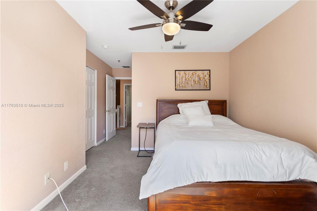 На продажу: $400,000 (2 спален, 2 ванн, 1185 Квадратных фут)