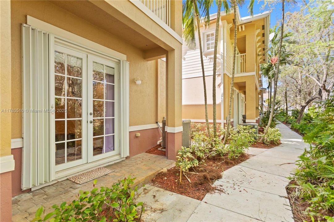 На продажу: $400,000 (2 спален, 2 ванн, 1185 Квадратных фут)