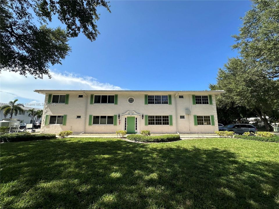 Под контрактом: $99,900 (1 спален, 1 ванн, 650 Квадратных фут)